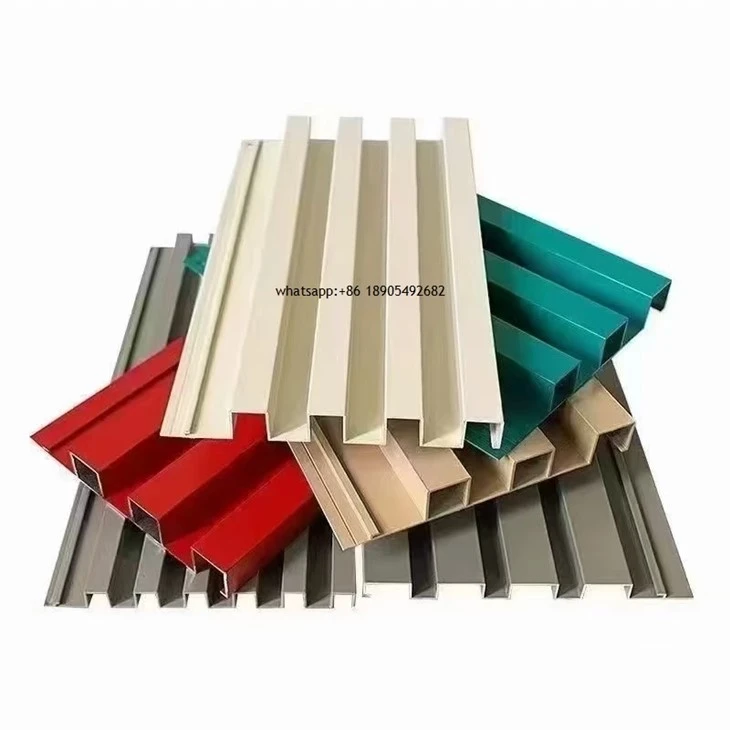 Intérieur de panneaux muraux cannelés en aluminium