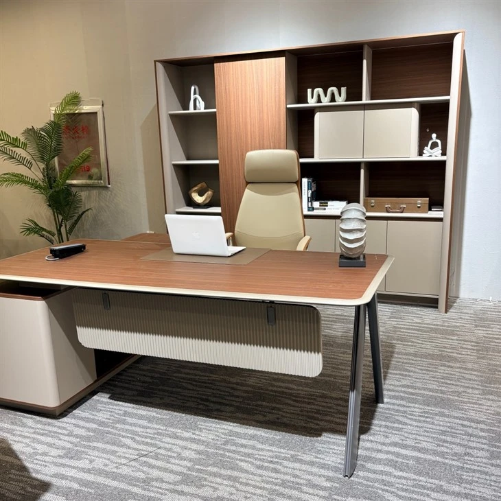 Poste de travail de bureau avec chaise de bureau et armoire mobile