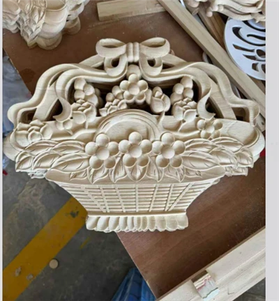 Appliques sculptées en bois véritable.